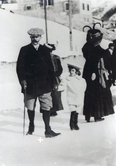 Erzherzog Franz Ferdinand von Österreich mit einem seiner Kinder von Austrian Photographer